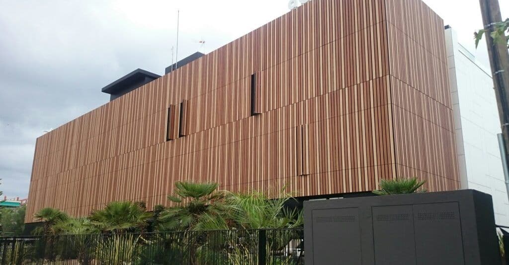 fachada ventilada de un gran edificio